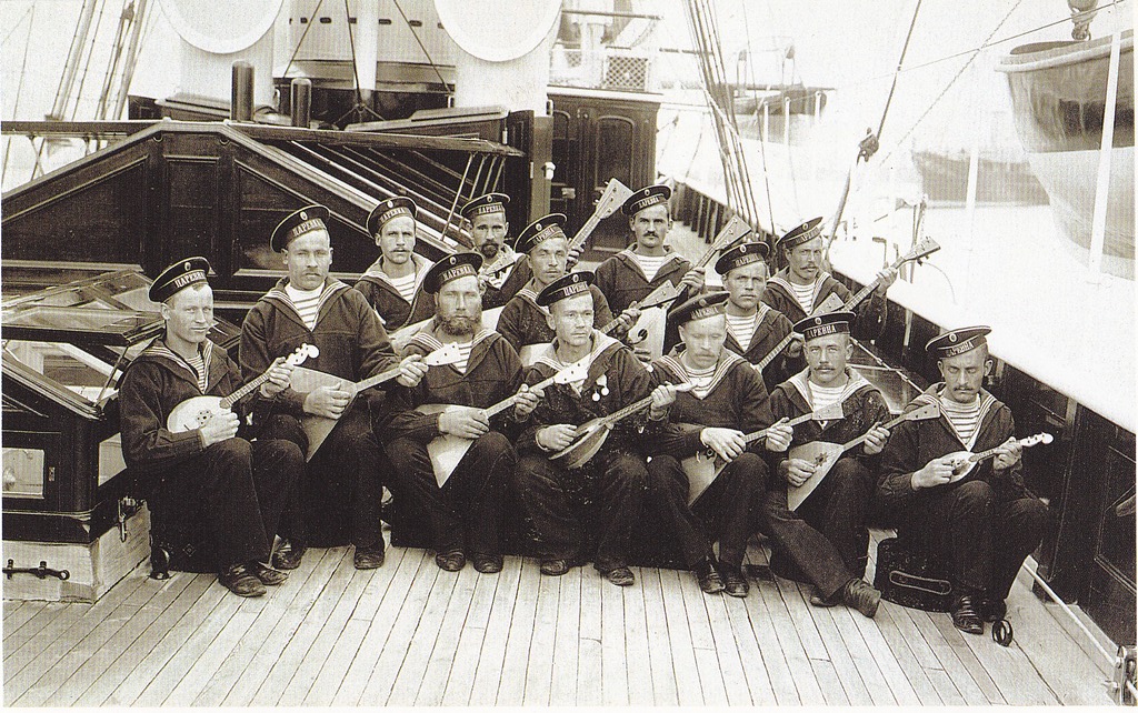 Яхта гайда прошла в 1 неделю 28. Матросы гвардейского экипажа яхта Штандарт. Императорская яхта Царевна 1914г экипаж. Императорская яхта Колхида. Матросы яхты "Штандарт".
